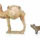 Tonfigur eines Kamels und kleine Tonfigur eines Hundes - фото 1