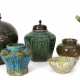 Vier Vasen, eine Schale und eine Figur aus Keramik - Foto 1