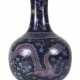 Puderblaue Flaschenvase mit 'Famille rose'-Dekor von Drachen - photo 1
