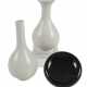 Zwei weiß-glasierte Vasen und ein schwarz-glasierter Pinselwascher aus Porzellan - photo 1