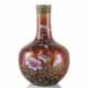 Flaschenvase aus Porzellan mit kupferroter Glasur und 'Famille rose'-Dekor - photo 1