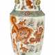 Sechseckige Vase mit Löwendekor und plastischen Granatäpfeln - фото 1