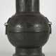 Große 'hu'-förmige Vase aus Bronze im archaischen Stil mit Masken und losen Ringhenkeln - Foto 1