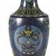 Cloisonné-Vase mit Dekor fünfklauiger Drachen in Reserven auf Lotosgrund - фото 1