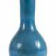 Leuchtend blaue Vase aus Pekingglas mit graviertem Dekor im archaischen Stil - photo 1