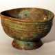 Chinese bronze bowl in archaic style, round shape with several deformations, on stand ring with fluted decorations - Foto 1