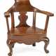 Niedriger Stuhl mit breiten Armlehnen aus Hartholz und Stuhl in Form einer Beamtenmütze - Foto 1