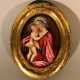 Enamel medallion in oval form showing Maria with Jesus child with gilded halos in red dress, white cape, in front of brown background - Foto 1