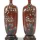 Paar Cloisonné-Vasen mit Dekor von Pflaumenblüten und Lilien auf rostrotem Grund - Foto 1
