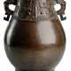 Vase aus Bronze mit archaistischem Dekor von 'Taotie'-Masken und seitlichen Handhaben - фото 1