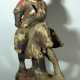 Chinese wooden sculpture of a horse rider with painted and decorated textile cover - Foto 1