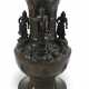 Vase aus Bronze mit Dekor des Buddha Amida, zwei Himmelswächtern und Jurojin - фото 1