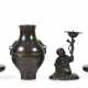 Paar Langhalsvasen, eine 'hu'-förmige Vase und ein Kerzenhalter in Knabenform aus Bronze - фото 1