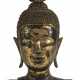 Kopf des Buddha Shakyamuni aus Bronze mit goldfarbener und schwarzer Lackfassung - фото 1