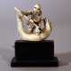 Japanese ivory netsuke with a man standing on a fish with fine engravings and signature on the fish - Foto 1
