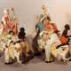 A pair of porcelain elephants with a queen and a king with servants on top - Foto 1