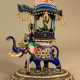 An Indian silver enamel elephant with a cabbin with a Maharaja an his elephant rider on top - Foto 1