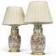 A PAIR OF CHINESE FAMILLE ROSE PORCELAIN VASES, MOUNTED AS LAMPS - Foto 1