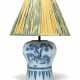 A DUTCH DELFT BLUE AND WHITE FAIENCE VASE, MOUNTED AS A LAMP - Foto 1