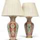 A PAIR OF CHINESE FAMILLE VERTE PORCELAIN VASES, MOUNTED AS LAMPS - Foto 1