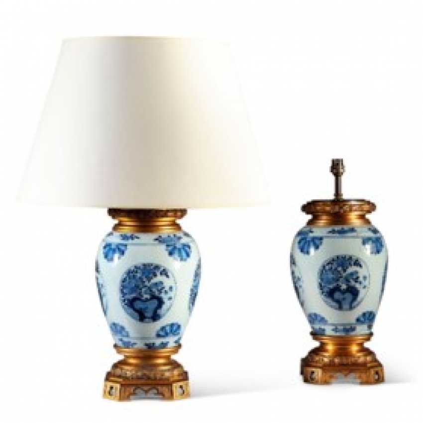 Ein Paar Ormolu Montiert Chinesischen Blauen Und Weissen Porzellan Vasen Als Lampen Montiert Online Bei Auktion Kaufen Auktionskatalog Lass Es Licht Werden Vom 14 07 2020 Foto Preis Von Auktionslos 110 Bei Veryimportantlot Com