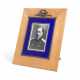 Faberge. A LARGE GUILLOCHÉ ENAMEL SILVER-GILT AND WOOD PHOTOGRAPH FRAME - Foto 1