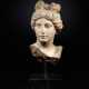 A ROMAN MARBLE HEAD OF VENUS - Foto 1