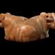 A MESOPOTAMIAN BANDED ALABASTER CONJOINED BULL AMULET - Foto 1