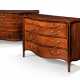 A PAIR OF GEORGE III SYCAMORE-INLAID AND EBONY-BANDED MAHOGA... - Foto 1