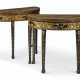 A PAIR OF CHINESE EXPORT BLACK AND GILT-LACQUER DEMI-LUNE GA... - Foto 1