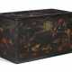 A CHINESE EXPORT BLACK AND RED-LACQUER COFFER - Foto 1