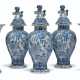 A DUTCH DELFT BLUE AND WHITE GARNITURE OF FIVE VASES - Foto 1