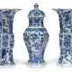 A CHINESE BLUE AND WHITE THREE-PIECE GARNITURE - фото 1