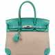 Hermes. A TURQUOISE SWIFT LEATHER & TOILE H BIRKIN 30 WITH PALLADIUM... - Foto 1
