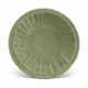 A CHINESE CARVED LONGQUAN CELADON BARBED-RIM DISH - Foto 1