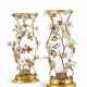 A PAIR OF LOUIS XV ORMOLU, GLASS AND PORCELAIN VASES - Foto 1
