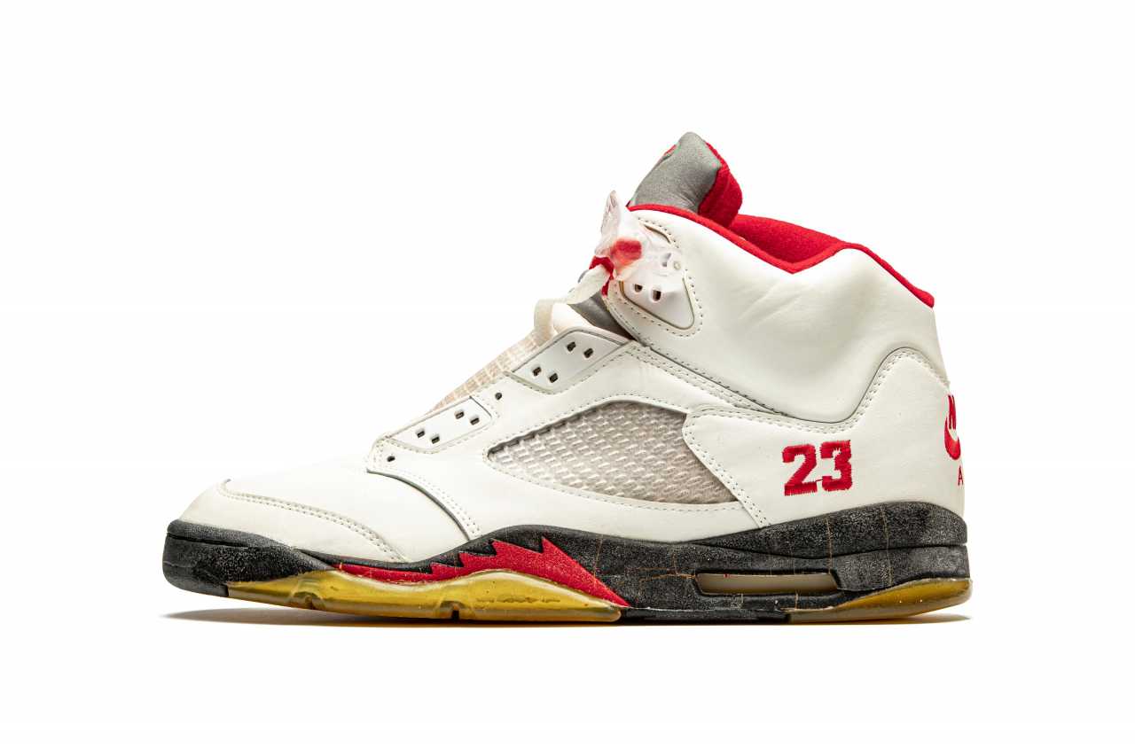 Air Jordan 5 Fire Red Player Exclusive Sneaker For Sale Buy Online Auction At Veryimportantlot Auction Catalog Original Air Michael Jordan Game Worn And Player Exclusive Sneaker Rarities From 13 08 Photo Price