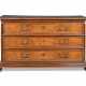 A NORTH ITALIAN WALNUT, FRUITWOOD AND MARQUETRY COMMODE - Foto 1