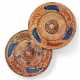 TWO HISPANO-MORESQUE COPPER-LUSTRE AND BLUE CHARGERS - Foto 1