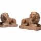 A PAIR OF ROSSO VERONA MARBLE RECUMBENT LIONS - Foto 1