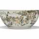 A CHINESE GRISAILLE AND ENAMEL PORCELAIN LARGE PUNCH BOWL - Foto 1