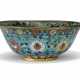 A CHINESE CLOISONNE ENAMEL TURQUOISE-GROUND BOWL - Foto 1