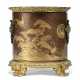 A FRENCH ORMOLU-MOUNTED JAPANESE LACQUER CACHE-POT - фото 1