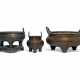 A GROUP OF THREE CHINESE TWIN-HANDLED BRONZE TRIPOD CENSERS - Foto 1
