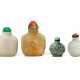 A GROUP OF FOUR CHINESE JADE, JADEITE AND AGATE SNUFF BOTTLES - Foto 1