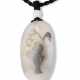 A LARGE CHINESE AGATE 'SCHOLAR' PENDANT AND AN AGATE 'MONKEY' CARVING - Foto 1