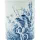 A CHINESE BLUE AND WHITE 'BIRD AND ROCK' BRUSH POT, BITONG - Foto 1