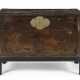 JAPANESE BLACK AND GILT-LACQUER CHEST-ON-STAND - Foto 1