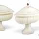 PAIR OF ITALIAN MARBLE URNS AND COVERS AND A MARBLE MODEL OF A BENCH - Foto 1