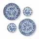 TWO PAIRS OF BLUE AND WHITE MOULDED 'FLORAL' DISHES - Foto 1